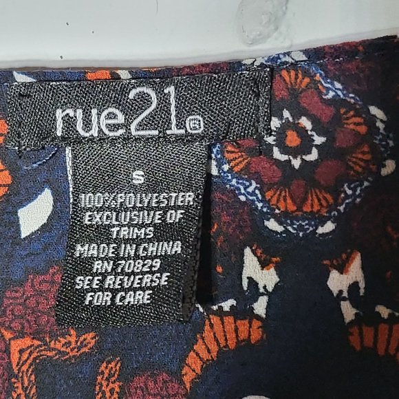 Rue 21 Womens Medallion Print Zipper Front Roll Tab Sleeves Blouse Size Small - Picture 4 of 5